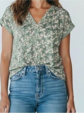 Papermoon Green Floral Print Button Back Top NWT | Medium | V-Neck Short Sleeve